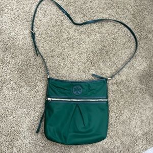Tory Burch Nylon Swing Pack in Norwood (green)